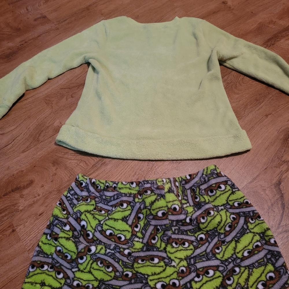 Women's Oscar the Grouch PJs - Picture 5 of 7